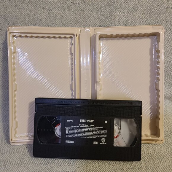 Free Willy VHS - Picture 8 of 11